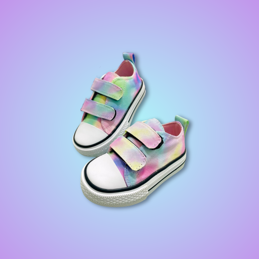 Tenis para niña presentan un encantador diseño en tonos pastel de arcoíris, perfectos para darle un toque colorido y divertido a cualquier atuendo.