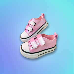 Estos encantadores tenis para niña en color rosa metálico son la combinación perfecta de estilo y comodidad.