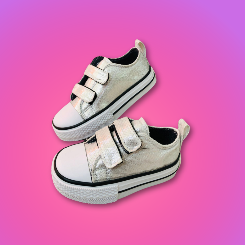 Tenis para niña en un elegante tono plateado son la elección ideal para las pequeñas que buscan destacar con estilo.