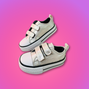 Tenis para niña en un elegante tono plateado son la elección ideal para las pequeñas que buscan destacar con estilo.