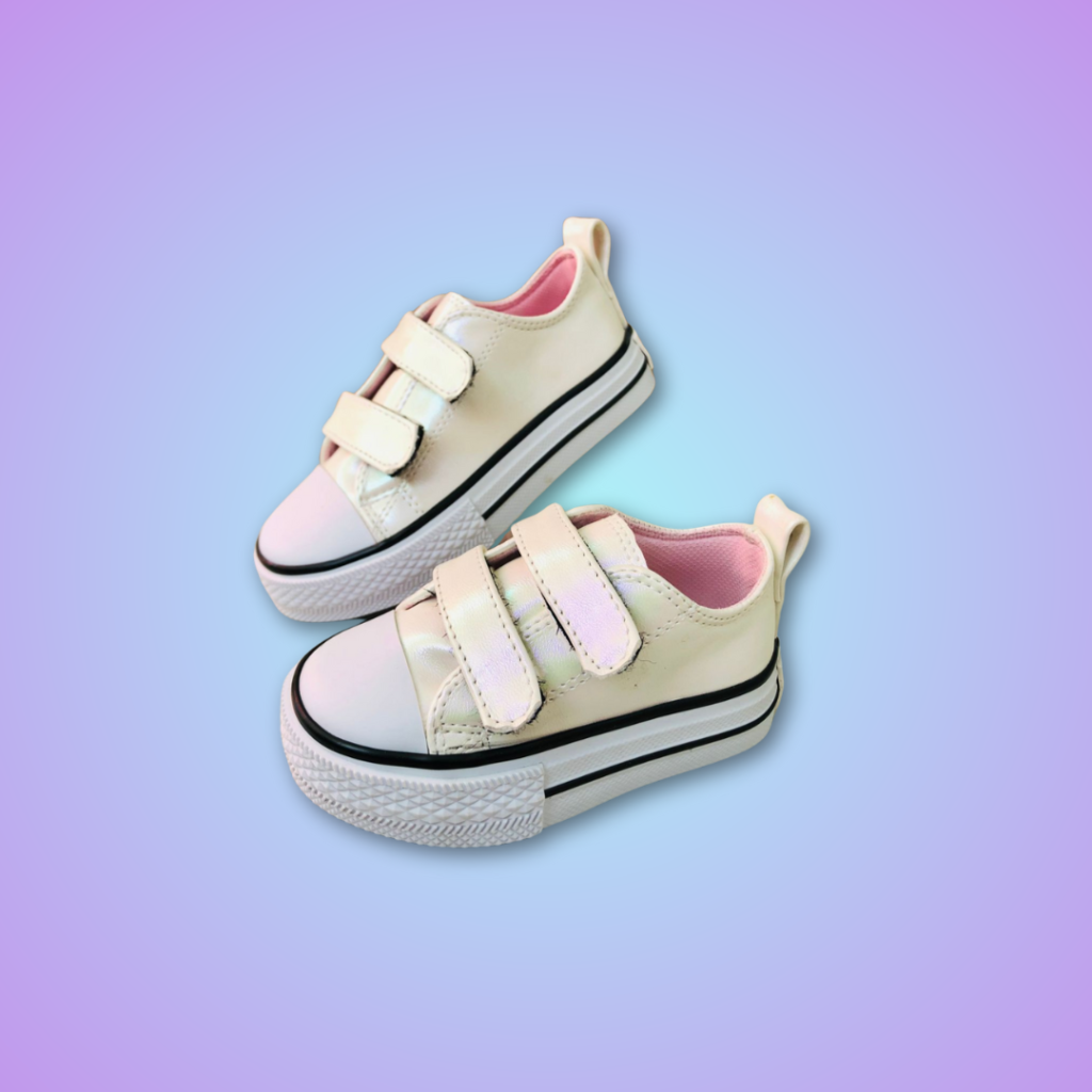 Tenis para niña en color blanco perlado ofrece un estilo moderno y versátil. Con un diseño de doble velcro, son fáciles de poner y quitar, proporcionando comodidad y seguridad durante todo el día.