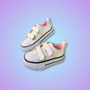 Tenis para niña en color blanco perlado ofrece un estilo moderno y versátil. Con un diseño de doble velcro, son fáciles de poner y quitar, proporcionando comodidad y seguridad durante todo el día.