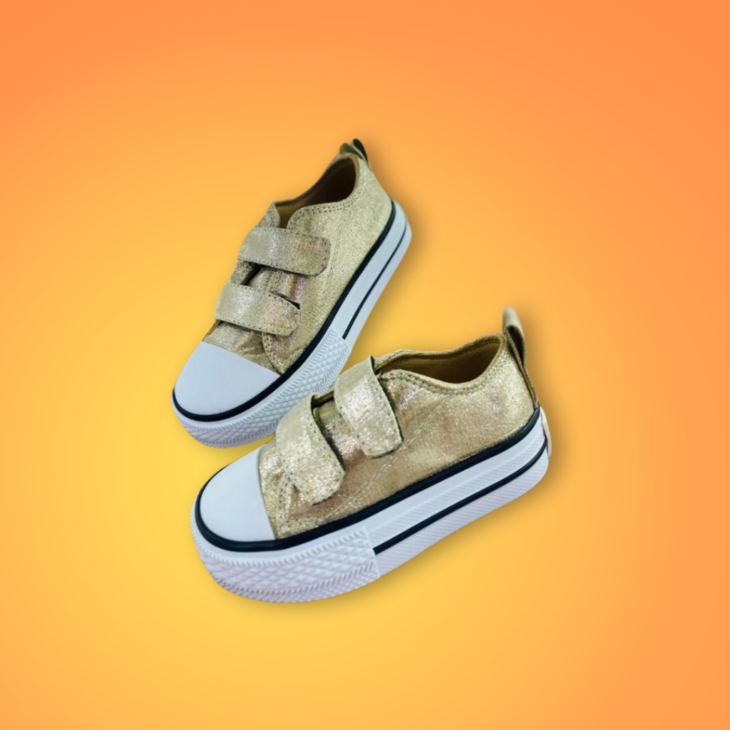 Tenis para niña destacan con un elegante acabado dorado brillante, ideales para añadir un toque de glamour a cualquier conjunto.