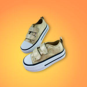 Tenis para niña destacan con un elegante acabado dorado brillante, ideales para añadir un toque de glamour a cualquier conjunto.