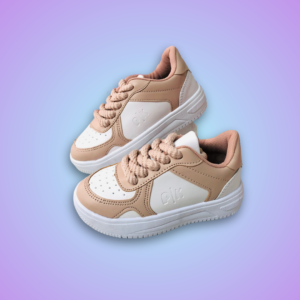 Tenis para niña de color beige y blanco.