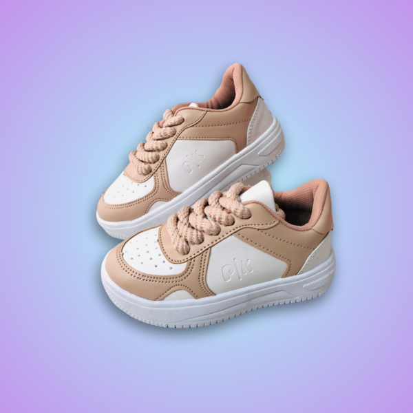 Tenis para niña de color beige y blanco.