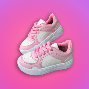 Tenis para niña en tonos rosa y blanco combinan estilo y comodidad en un solo diseño.