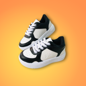 Tenis para niña en blanco y negro combinan un diseño clásico con detalles modernos.