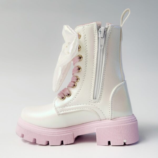 Botas para niñas en color blanco.