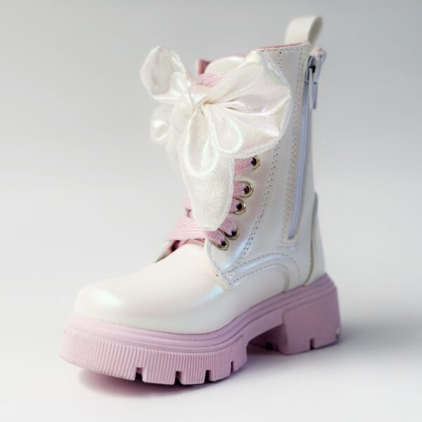 Botas para niñas en color blanco.
