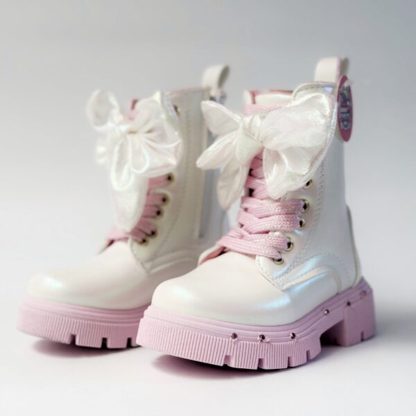 Botas para niñas en color blanco.