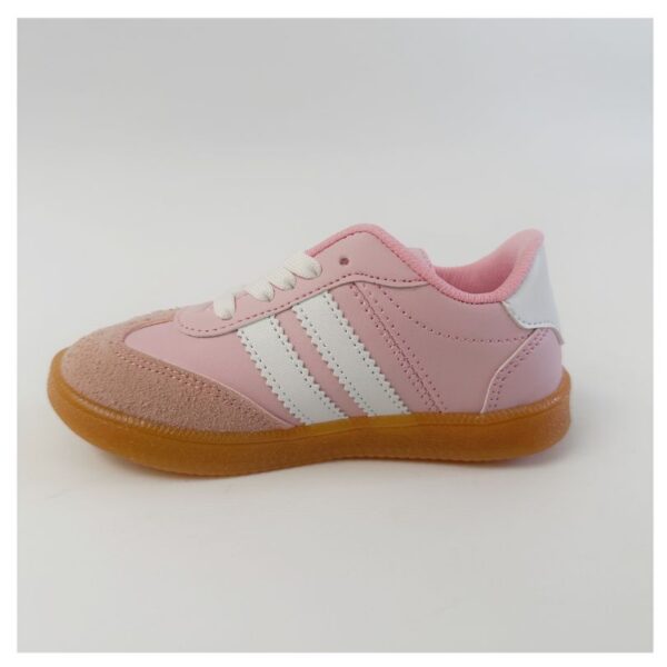 Tenis Samba Rosa con suela caramelo , puntera de gamuza y estilo clásico que nunca falla. ¡Comodidad y moda en cada paso!