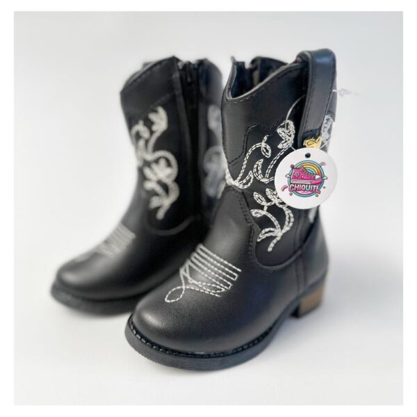 Botas vaqueras para niñas en color negra.