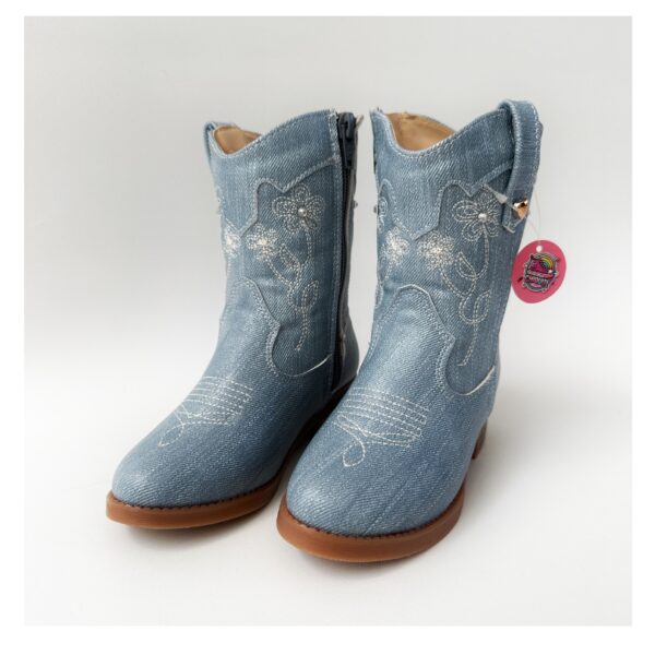 001(1215X1215) ¡Estilo vaquero para las más peques! Botas Lolita Mezclilla en azul , con bordado floral y suela segura. ¡Ligeras, lindas y listas para la aventura!