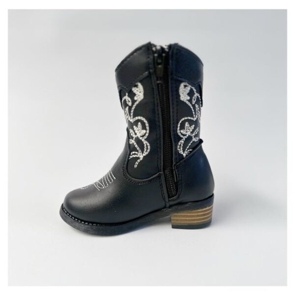 Botas vaqueras para niñas en color negra.