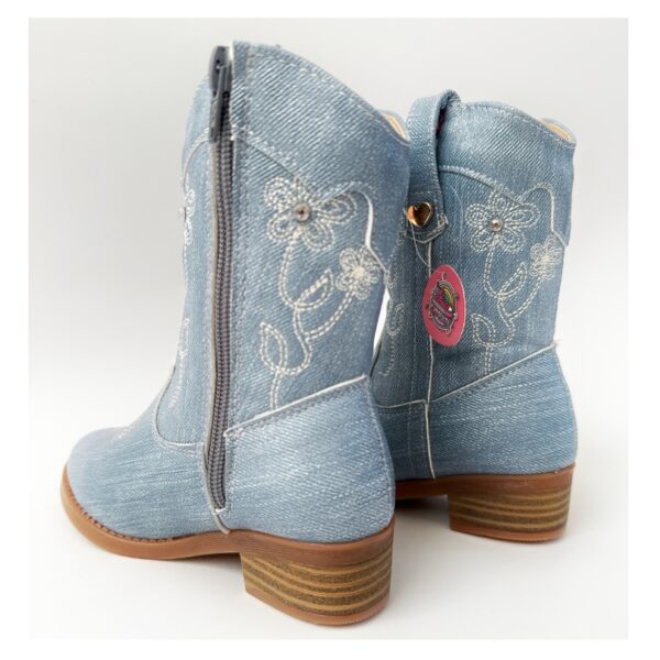 002(1215X1215) ¡Estilo vaquero para las más peques! Botas Lolita Mezclilla en azul , con bordado floral y suela segura. ¡Ligeras, lindas y listas para la aventura!