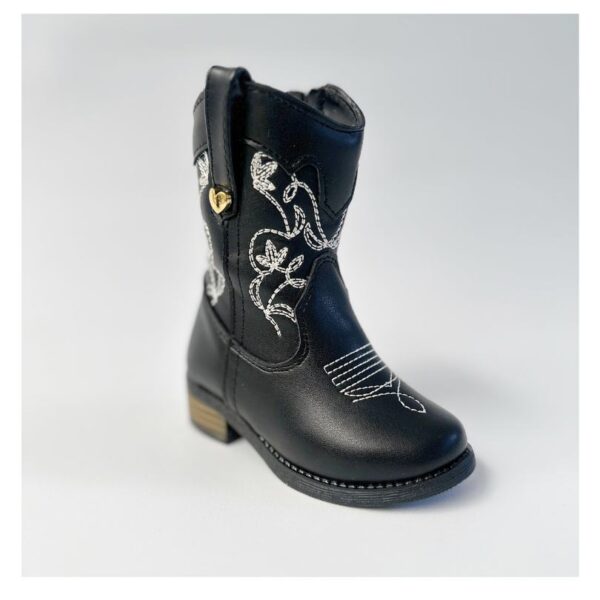 Botas vaqueras para niñas en color negra.