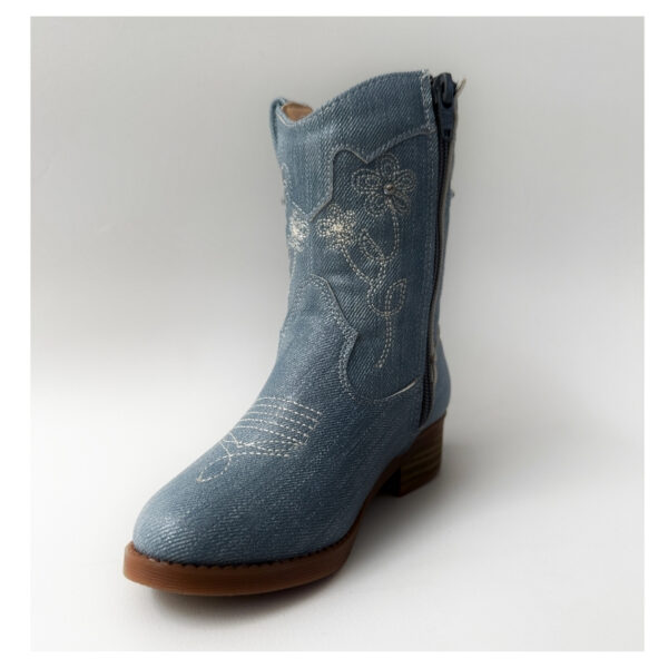 004(1215X1215) (2) ¡Estilo vaquero para las más peques! Botas Lolita Mezclilla en azul , con bordado floral y suela segura. ¡Ligeras, lindas y listas para la aventura!