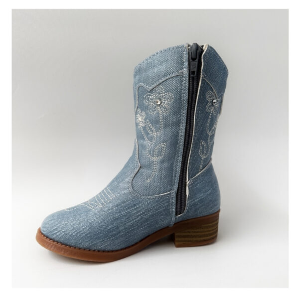004(1215X1215) (3) ¡Estilo vaquero para las más peques! Botas Lolita Mezclilla en azul , con bordado floral y suela segura. ¡Ligeras, lindas y listas para la aventura!