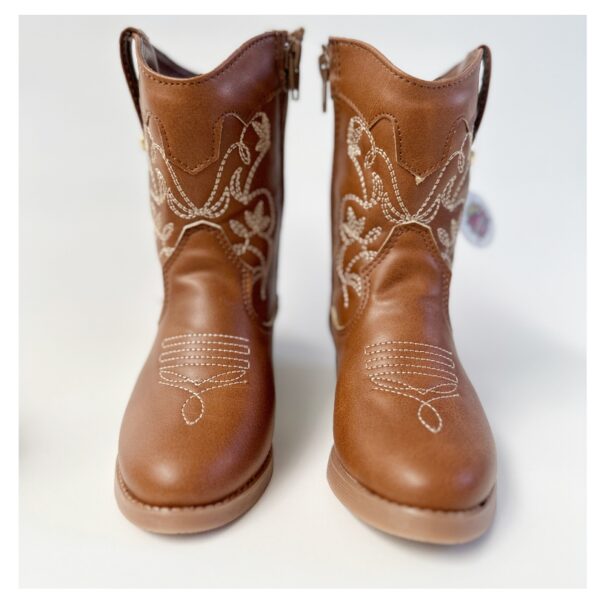 Botas vaqueras para niñas en color camel.