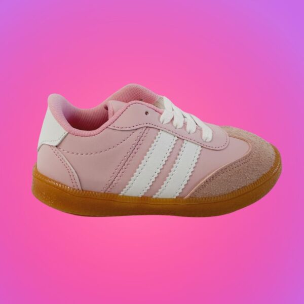 Tenis Samba Rosa con suela caramelo , puntera de gamuza y estilo clásico que nunca falla. ¡Comodidad y moda en cada paso!