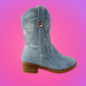 ¡Estilo vaquero para las más peques! Botas Lolita Mezclilla en azul , con bordado floral y suela segura. ¡Ligeras, lindas y listas para la aventura!